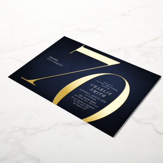 Moderne minimalistische marine en goud 70e verjaar folie uitnodiging (Gedraaid)