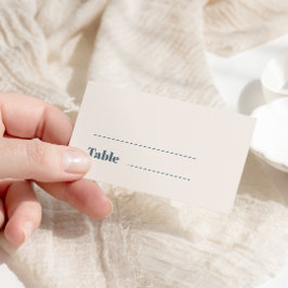 Moderne minimalistische marineblauw beige bruiloft plaatskaartje