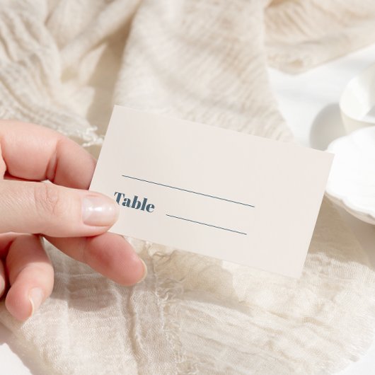 Moderne minimalistische marineblauw beige bruiloft plaatskaartje