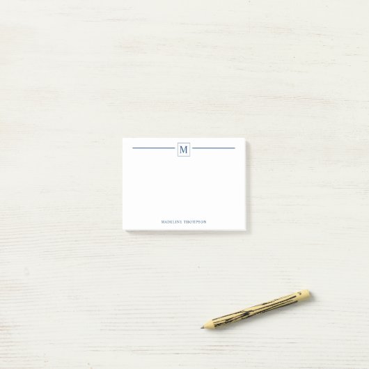 Moderne minimalistische marineblauwmonogram vierka post-it® notes (Op bureau)