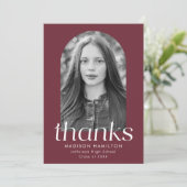 Moderne minimalistische Maroon Arch Foto Afstudere Bedankkaart (Staand voorkant)