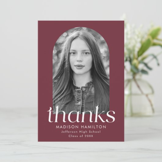 Moderne minimalistische Maroon Arch Foto Afstudere Bedankkaart (Staand voorkant)