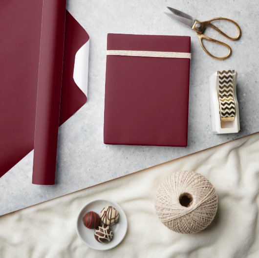 Moderne minimalistische maroon bordeaux effen kleu cadeaupapier (Crafts)