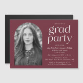 Moderne minimalistische Maroon foto afstudeerfeest Magnetische Uitnodiging (Voorkant / Achterkant)