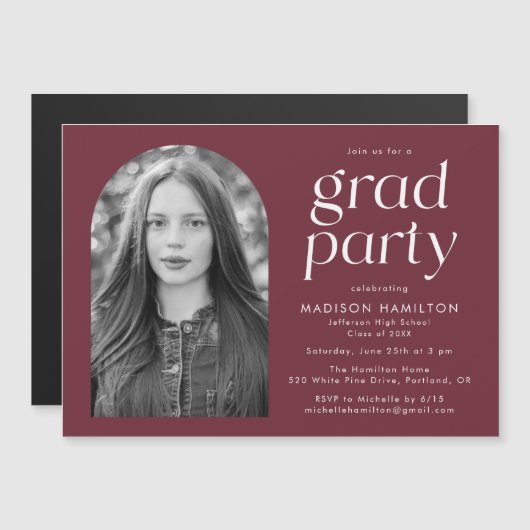 Moderne minimalistische Maroon foto afstudeerfeest Magnetische Uitnodiging (Voorkant / Achterkant)