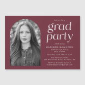 Moderne minimalistische Maroon foto afstudeerfeest Magnetische Uitnodiging (Voorkant)