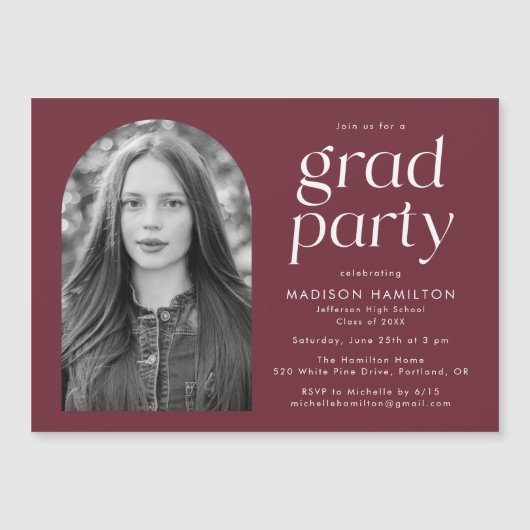 Moderne minimalistische Maroon foto afstudeerfeest Magnetische Uitnodiging (Voorkant)