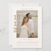 Moderne Minimalistische Mocha Script Foto Bruiloft Save The Date (Voorkant)
