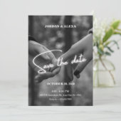 moderne minimalistische monochrome handen vasthoud save the date (Staand voorkant)