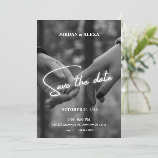 Moderne minimalistische monochrome handjes bruilof save the date (Staand voorkant)
