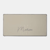 Moderne Minimalistische Monogram Beige Script Naam Bureaumat (Voorkant)