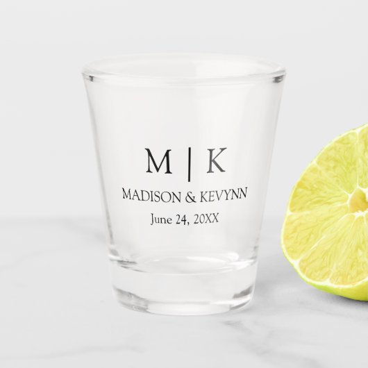 Moderne minimalistische monogram bruiloft shot glas (Voorkant)