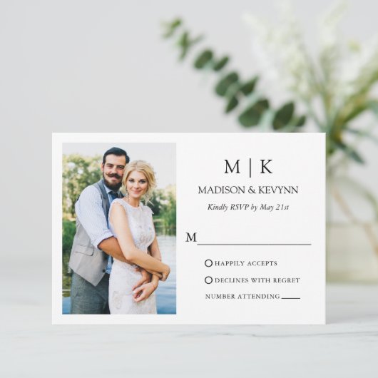 Moderne minimalistische monogram fotobruiloft RSVP kaartje (Staand voorkant)