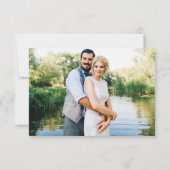 Moderne minimalistische monogram fotobruiloft RSVP kaartje (Achterkant)