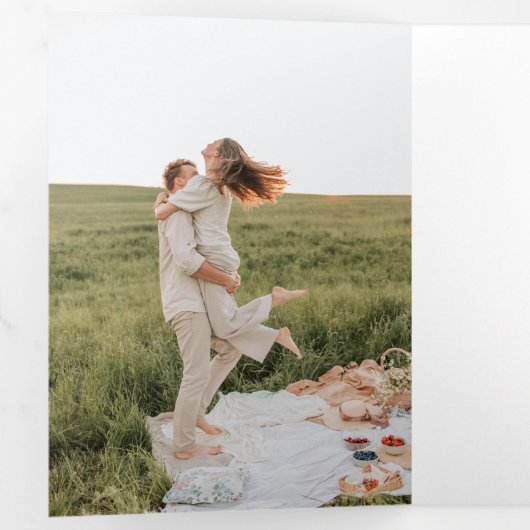 Moderne minimalistische monogram pre-bruiloft brun drieluik uitnodiging (Binnenzijde eerst)