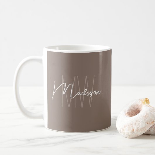Moderne Minimalistische Monogram Taupe Script Naam Koffiemok (Met donut)