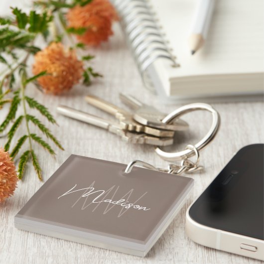 Moderne Minimalistische Monogram Taupe Script Naam Sleutelhanger (Voorkant Rechts)