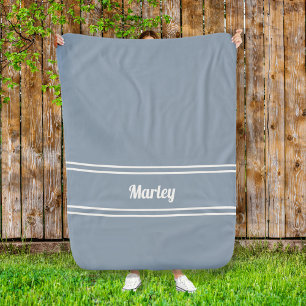 Moderne Minimalistische Naam Initiaal in Dusty Blu Sherpa Deken