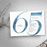 Moderne, minimalistische nepblauwe glitter 65ste v kaart<br><div class="desc">De moderne minimalistische 65e verjaardagsuitnodiging is stijlvol faux blauw glitter number 65 en uw partijdetails in klassiek serif doopvont,  eenvoudig en elegant,  grote verrassende volwassen mijlpaalverjaardagsuitnodiging. De achtergrondkleur kan in om het even welke kleur van uw keus worden veranderd.</div>