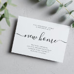 Moderne, minimalistische nieuwe thuisverplaatsing aankondiging<br><div class="desc">Eenvoudig elegant minimalistisch zwart-wit nieuw het schrijven van het huishandschrift kalligrafiekmanuscript bewegende aankondigkaart.        Gemakkelijk om met uw nieuw huisadres te personaliseren.</div>