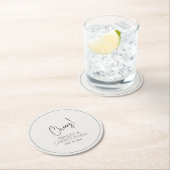 Moderne minimalistische off witte bruiloft ronde kartonnen onderzetter (Insitu)