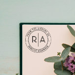 Moderne Minimalistische Open Monogram Uit de Bibli Zelfinktende Stempel<br><div class="desc">Verrijk uw persoonlijke bibliotheek met onze elegante en minimalistische "Uit de bibliotheek van" of "Dit boek is van" rubberen stempel. Met uw monogram-initialen in een modern open lettertype, gescheiden door een slanke verticale lijn, bevat deze op maat gemaakte stempel ook uw naam en gepersonaliseerde tekst in een modern schreefloos lettertype....</div>