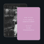 Moderne Minimalistische Paarse Trouwfoto Save The Date<br><div class="desc">Deze schone en moderne save-the-datekaart heeft een zachte lila paarse achtergrond met minimalistische witte typografie en afgeronde hoeken. De achterkant heeft een volledig fotogedeelte - perfect om uw favoriete verlovingsmoment te laten zien. Ideaal voor hedendaagse koppels die een romantische voorjaarstrouw plannen. Beschikbaar als gedrukte kaart of digitale download.</div>