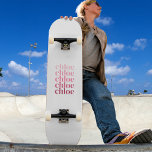 Moderne minimalistische persoonlijke herhalingsnaa persoonlijk skateboard<br><div class="desc">Moderne,  leuke gepersonaliseerde skateboard met de lagere serif doopvont die van het hoesje naam in schaduwen van bleek roze aan framboze/magenta op een witte achtergrond herhaalt. Een unieke persoonlijke gave voor jezelf,  vriend of geliefde. De naam kan ongeveer 7 of 8 brieven afhankelijk van de brieven hebben.</div>