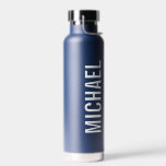Moderne minimalistische persoonlijke naam waterfles<br><div class="desc">Modern minimalistisch ontwerp met een gepersonaliseerde naam in een moderne, vette, serif letterstijl. Perfect als feestcadeaus voor hem, vaderdag geschenken en geschenken voor alle speciale gelegenheden.</div>