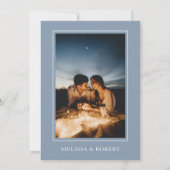 Moderne, minimalistische puistblauwe foto bruiloft kaart (Achterkant)
