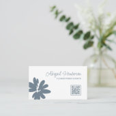 Moderne minimalistische QR-code Dusty Blue Daisy F Visitekaartje (Staand voorkant)