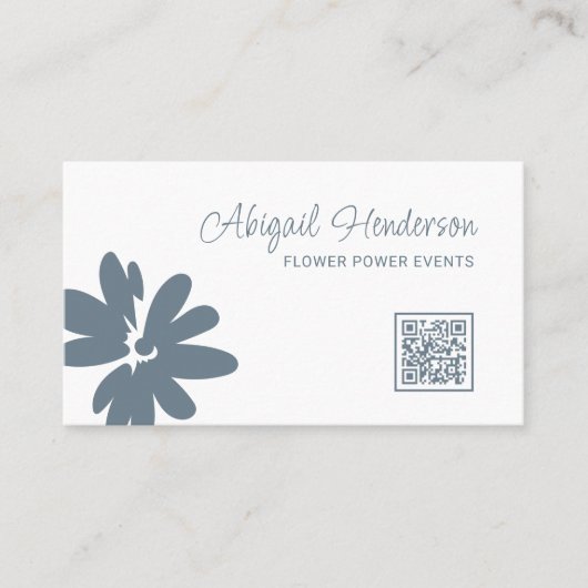 Moderne minimalistische QR-code Dusty Blue Daisy F Visitekaartje (Voorkant)