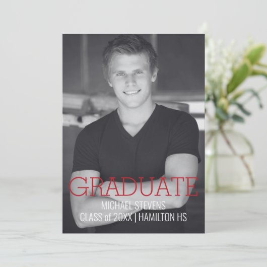 Moderne Minimalistische Rode Art Deco Afstudeerfee Aankondiging (Staand voorkant)