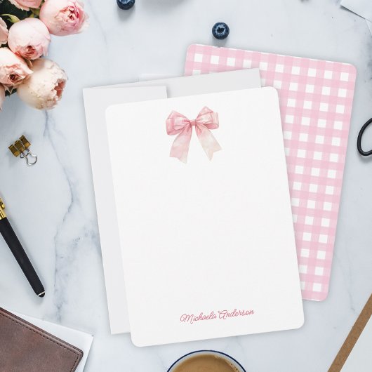 Moderne Minimalistische Rode Coquette Bow & Stripe Notitiekaartje