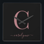 Moderne minimalistische Roos Gold Monogram Script- Vierkante Klok<br><div class="desc">Chic Elegant Roze Roze Monogram op een Chic Black Wall Klok. Gemakkelijk aan te passen met uw eigen naam en details. Ideaal voor je luxe levensstijl! Neem contact met ons op via cedarandstring@gmail.com als u hulp nodig hebt bij het ontwerp of de bijbehorende producten.</div>