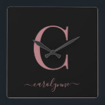 Moderne minimalistische Roos Gold Monogram Script- Vierkante Klok<br><div class="desc">Chic Elegant Roze Roze Monogram op een Chic Black Wall Klok. Gemakkelijk aan te passen met uw eigen naam en details. Ideaal voor je luxe levensstijl! Neem contact met ons op via cedarandstring@gmail.com als u hulp nodig hebt bij het ontwerp of de bijbehorende producten.</div>