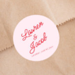 Moderne minimalistische roze en rode bruiloft ronde sticker<br><div class="desc">Dit zijn Modern Minimalist Pink en Red Wedding Party Favor Stickers!</div>