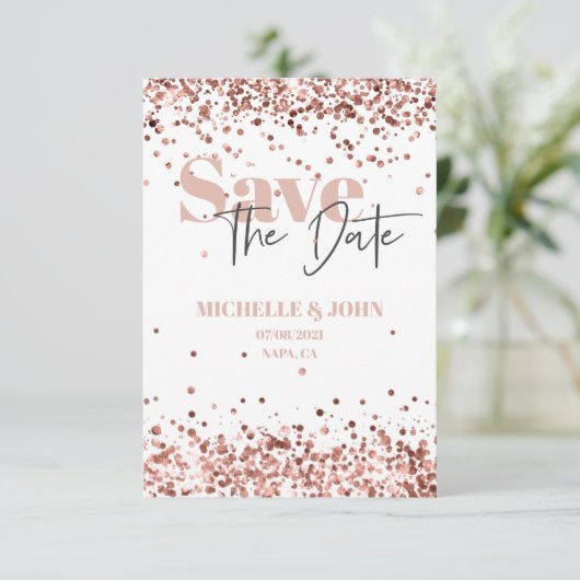 Moderne Minimalistische Roze Gouden Glitter Script Save The Date (Staand voorkant)
