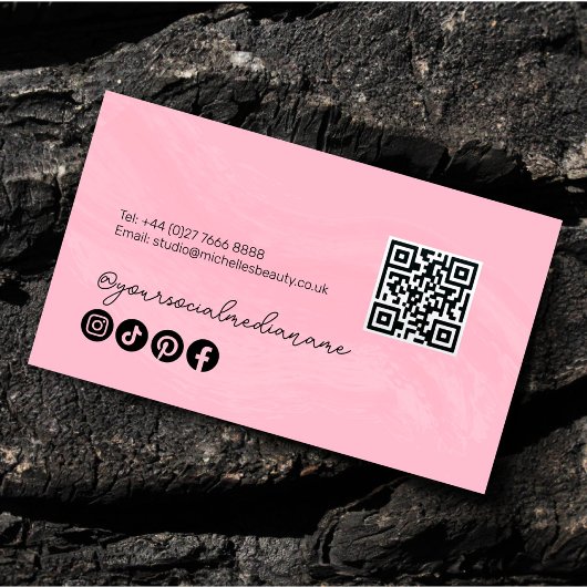 Moderne minimalistische roze haarstijl golvend QR Visitekaartje