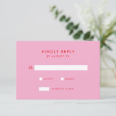 Moderne minimalistische roze rode bruiloft RSVP kaartje (Staand voorkant)
