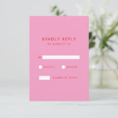 Moderne minimalistische roze rode bruiloft RSVP kaartje (Staand voorkant)