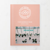 Moderne Minimalistische Roze & Witte Prijsbrochure Drieluik Kaart (Cover)