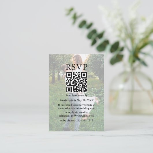 Moderne minimalistische RSVP QR Overlay Photo Informatiekaartje (Staand voorkant)