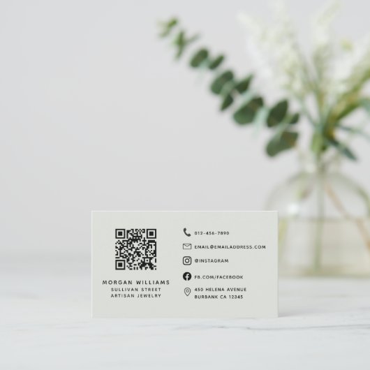 Moderne minimalistische Sage Green Logo QR-code Visitekaartje (Staand voorkant)