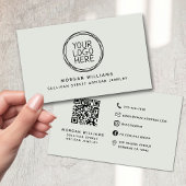 Moderne minimalistische Sage Green Logo QR-code Visitekaartje