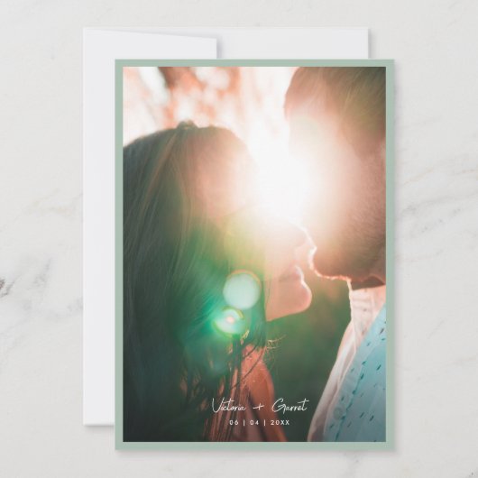 Moderne Minimalistische Saliegroene Script Foto Br Save The Date (Achterkant)