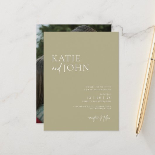 Moderne Minimalistische Saliegroene Trouwfoto Aankondigingskaart (Voorkant / Achterkant in situ)