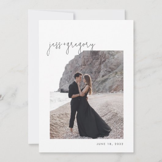 Moderne minimalistische Script Engagement Party Fo Kaart (Achterkant)