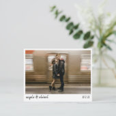 Moderne Minimalistische Script Handgeschreven Huwe Save The Date (Staand voorkant)