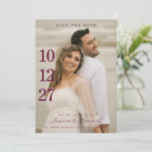 Moderne Minimalistische Script Plum Kleur Trouwfot Save The Date (Staand voorkant)